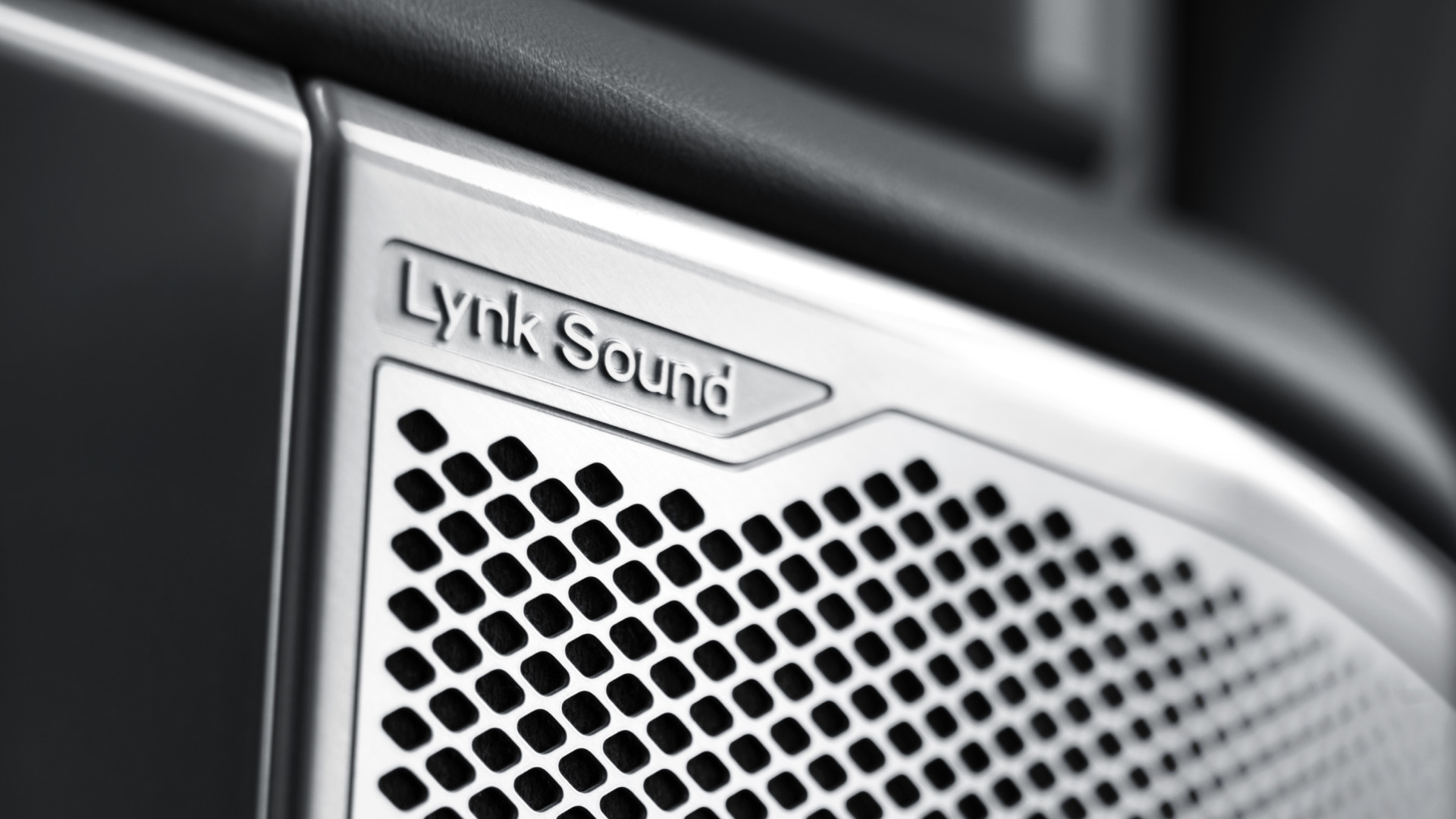 Пассажир отдыхает на переднем сиденье Lynk & Co 06