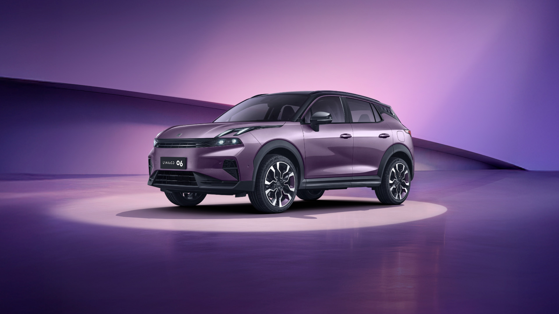 Lynk & Co 06 на городской дороге